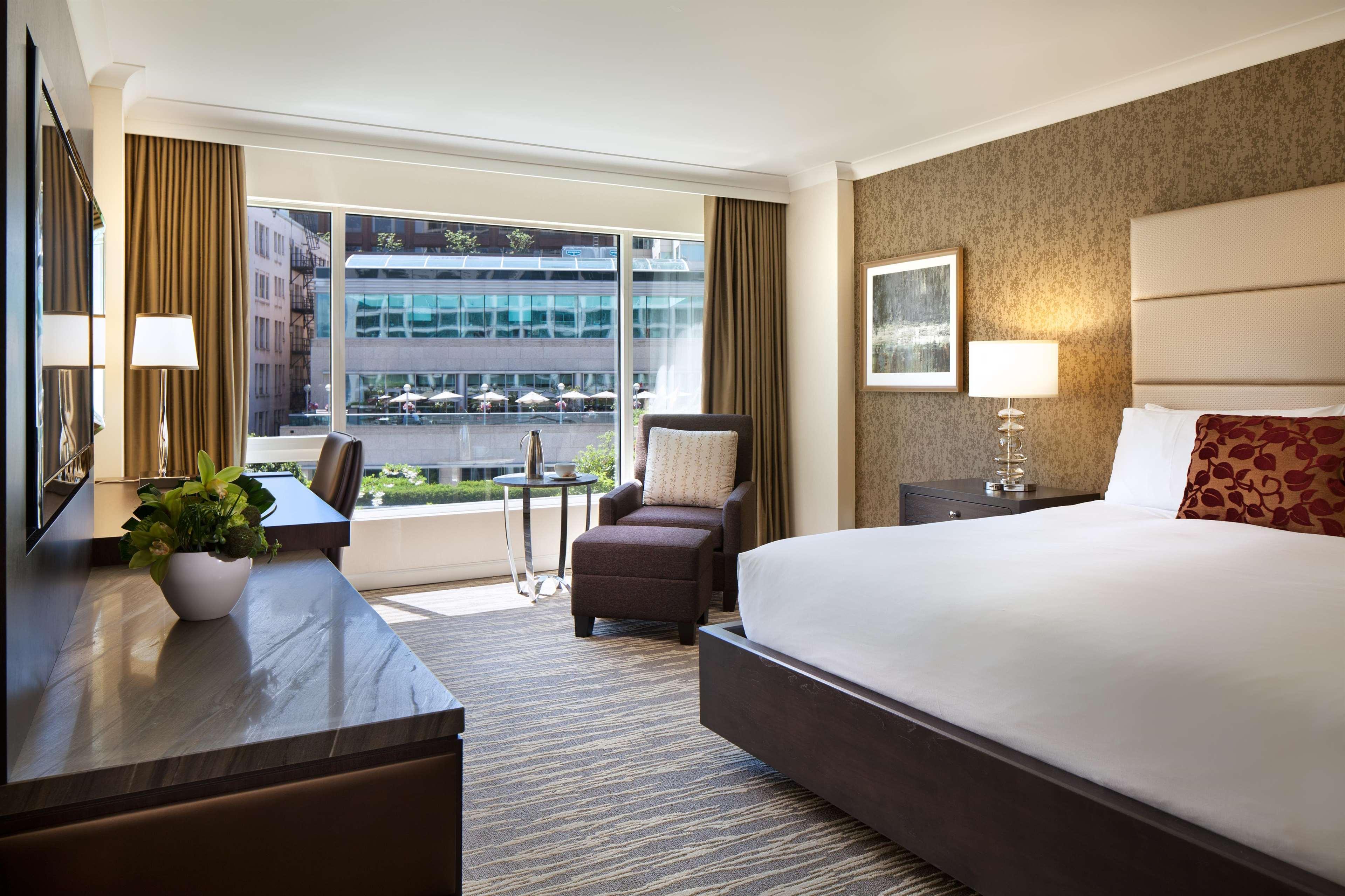 Hotel Fairmont Waterfront Vancouver Exterior foto A guest room at the Four Seasons Hotel