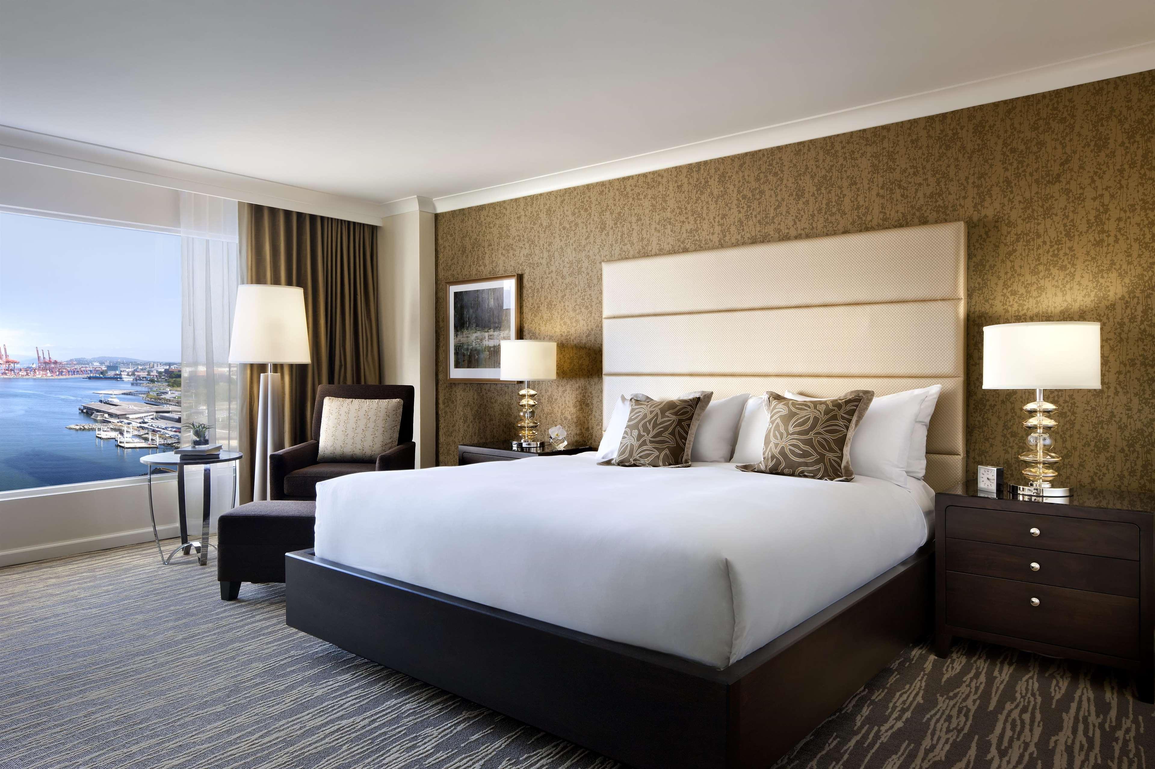 Hotel Fairmont Waterfront Vancouver Exterior foto A guest room at the Hilton San Diego Bayfront
