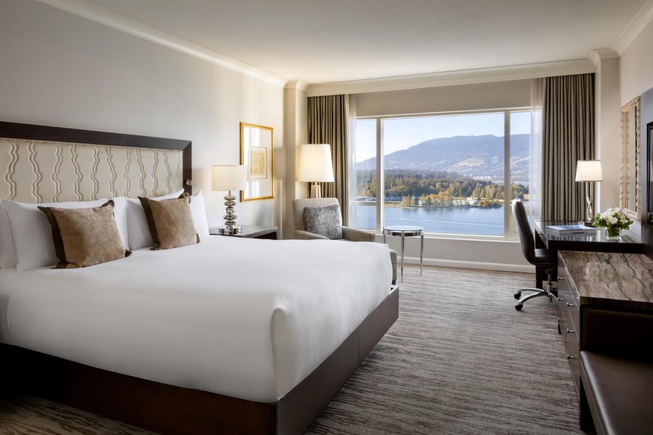 Hotel Fairmont Waterfront Vancouver Exterior foto A guest room at the Fairmont Hotel Vancouver