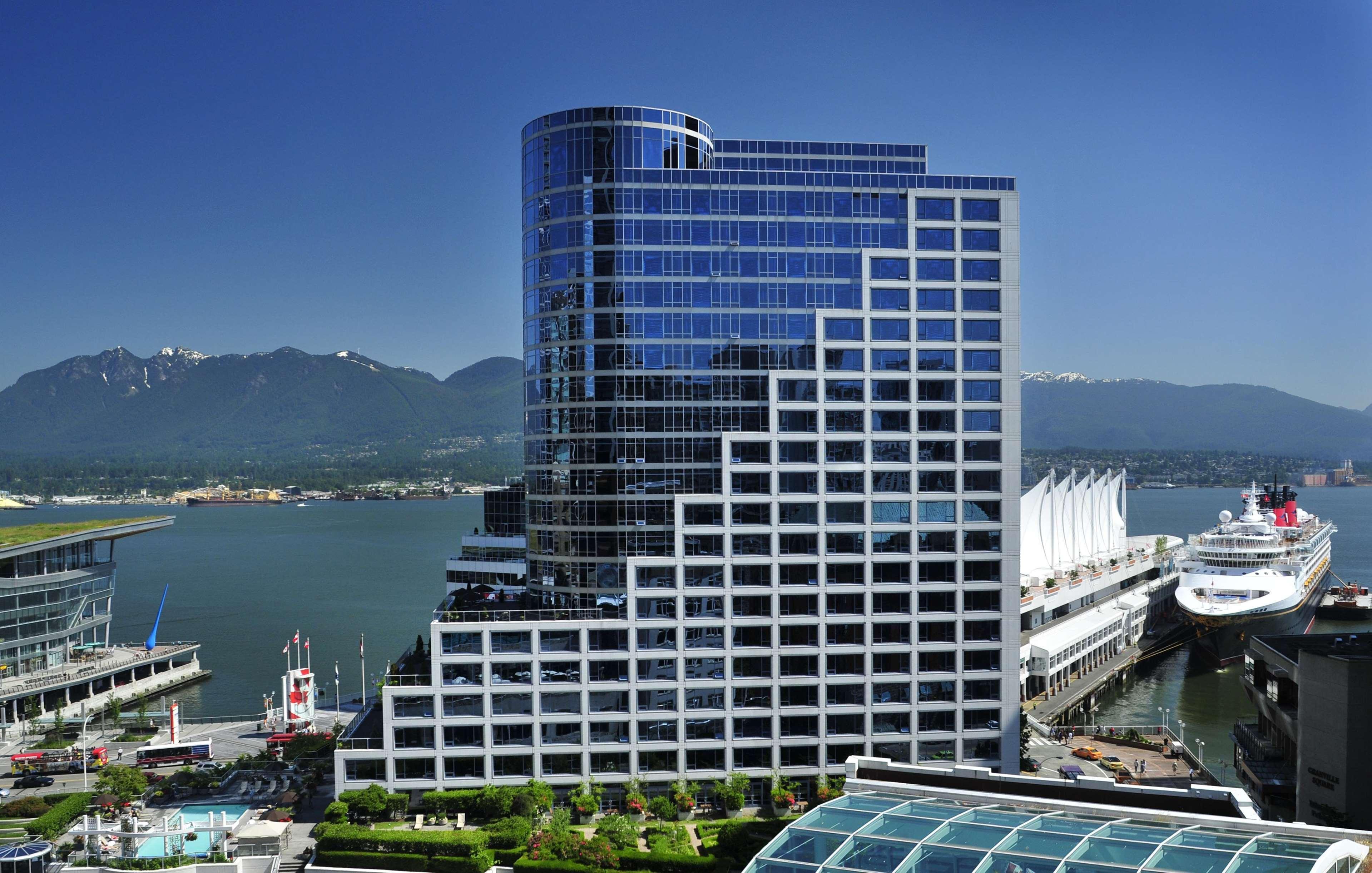 Hotel Fairmont Waterfront Vancouver Exterior foto Shaw Tower, the company's headquarters in Vancouver