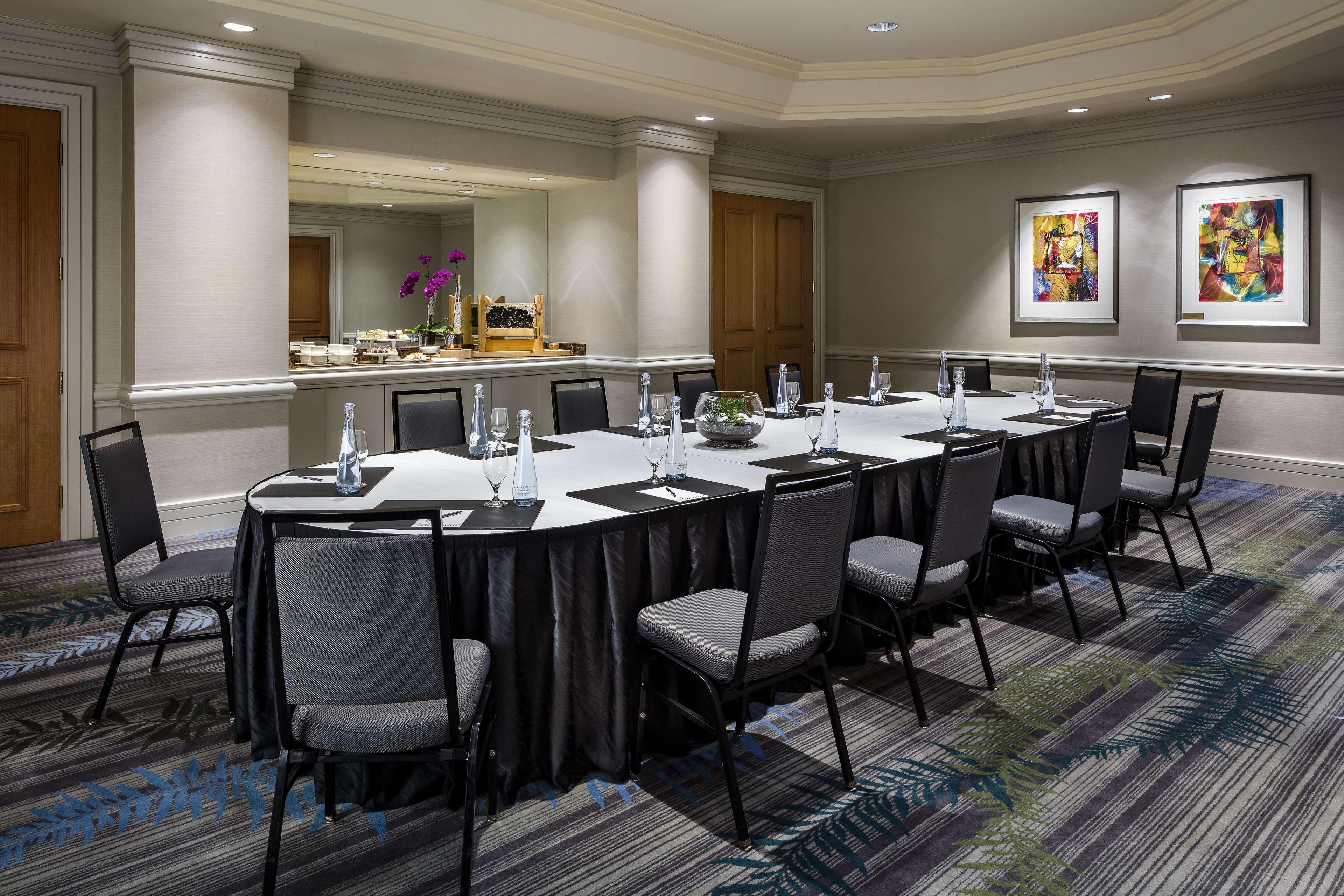 Hotel Fairmont Waterfront Vancouver Exterior foto A boardroom at a hotel
