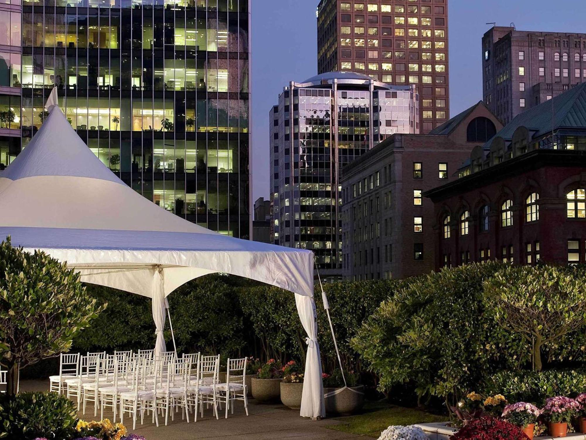Hotel Fairmont Waterfront Vancouver Exterior foto The Garden at Night
