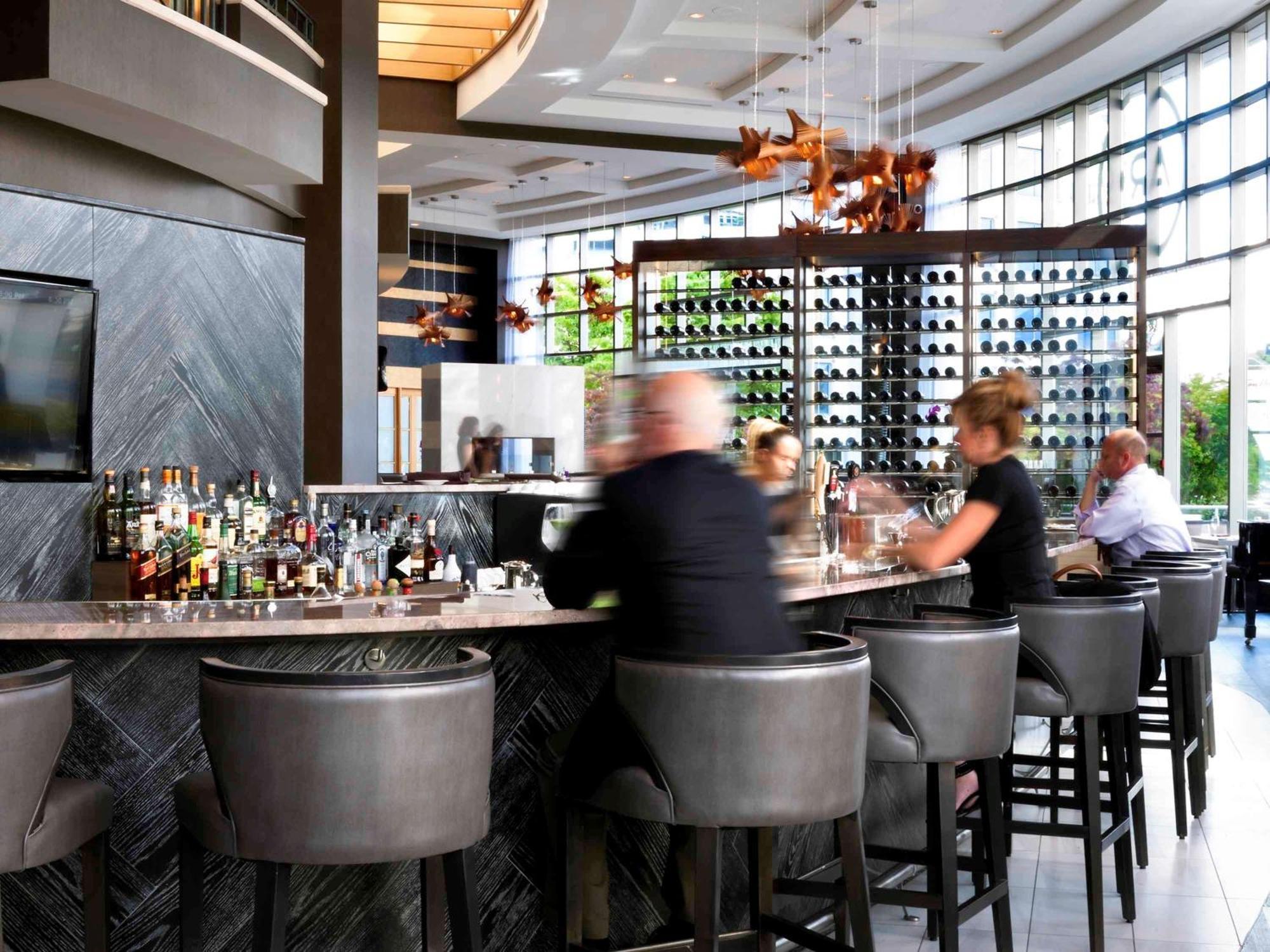 Hotel Fairmont Waterfront Vancouver Exterior foto The bar at the restaurant