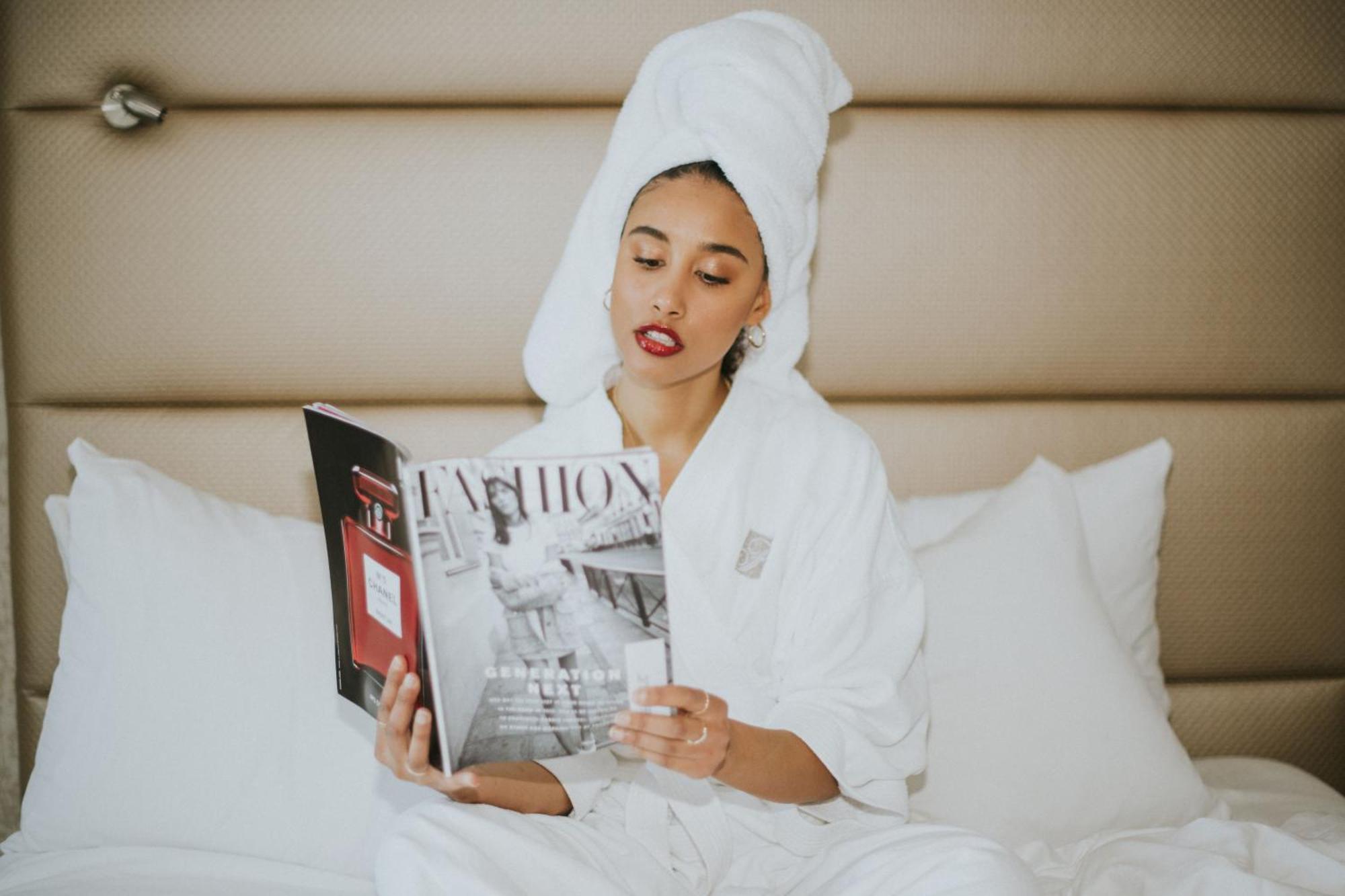 Hotel Fairmont Waterfront Vancouver Exterior foto A woman wearing a bathrobe