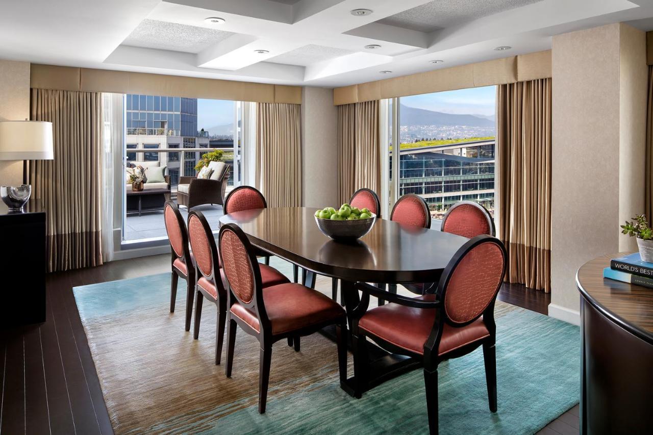 Hotel Fairmont Waterfront Vancouver Exterior foto A dining room in a suite at Encore