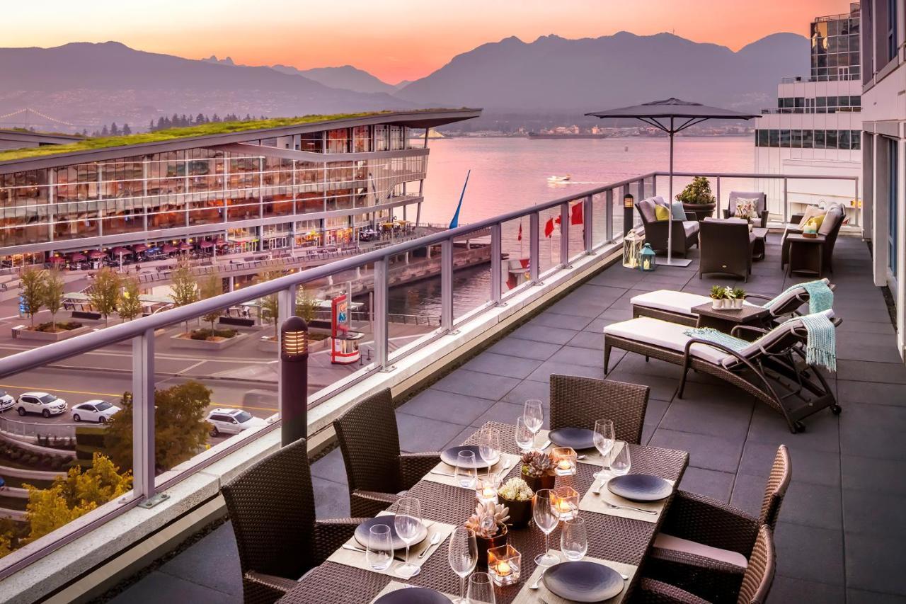 Hotel Fairmont Waterfront Vancouver Exterior foto The rooftop patio at the Hotel Arts