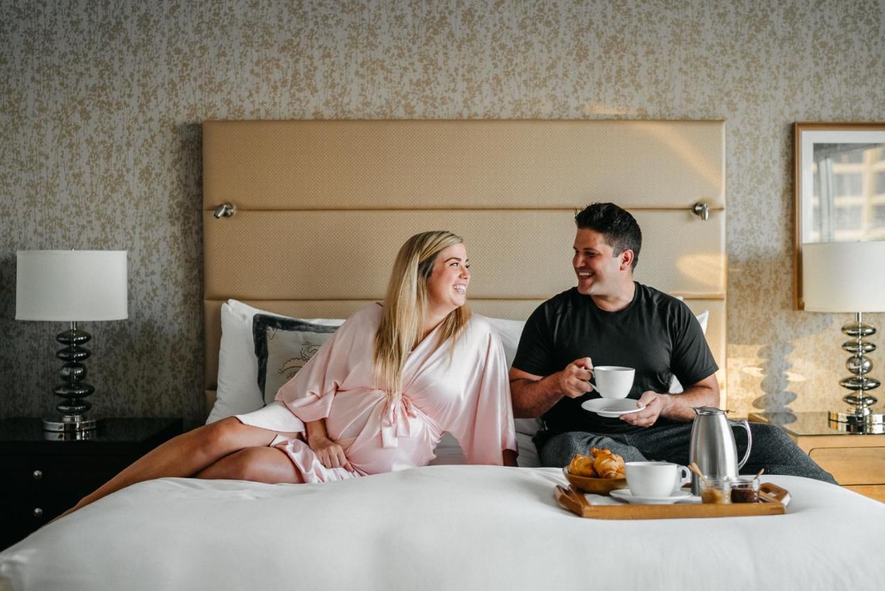 Hotel Fairmont Waterfront Vancouver Exterior foto A couple enjoying room service at the Four Seasons Hotel