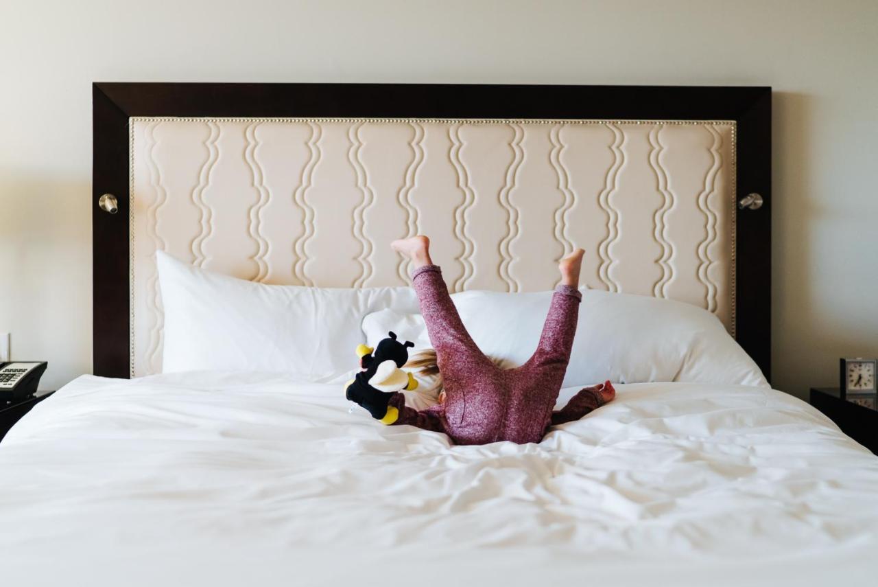 Hotel Fairmont Waterfront Vancouver Exterior foto A child playing with a plush toy