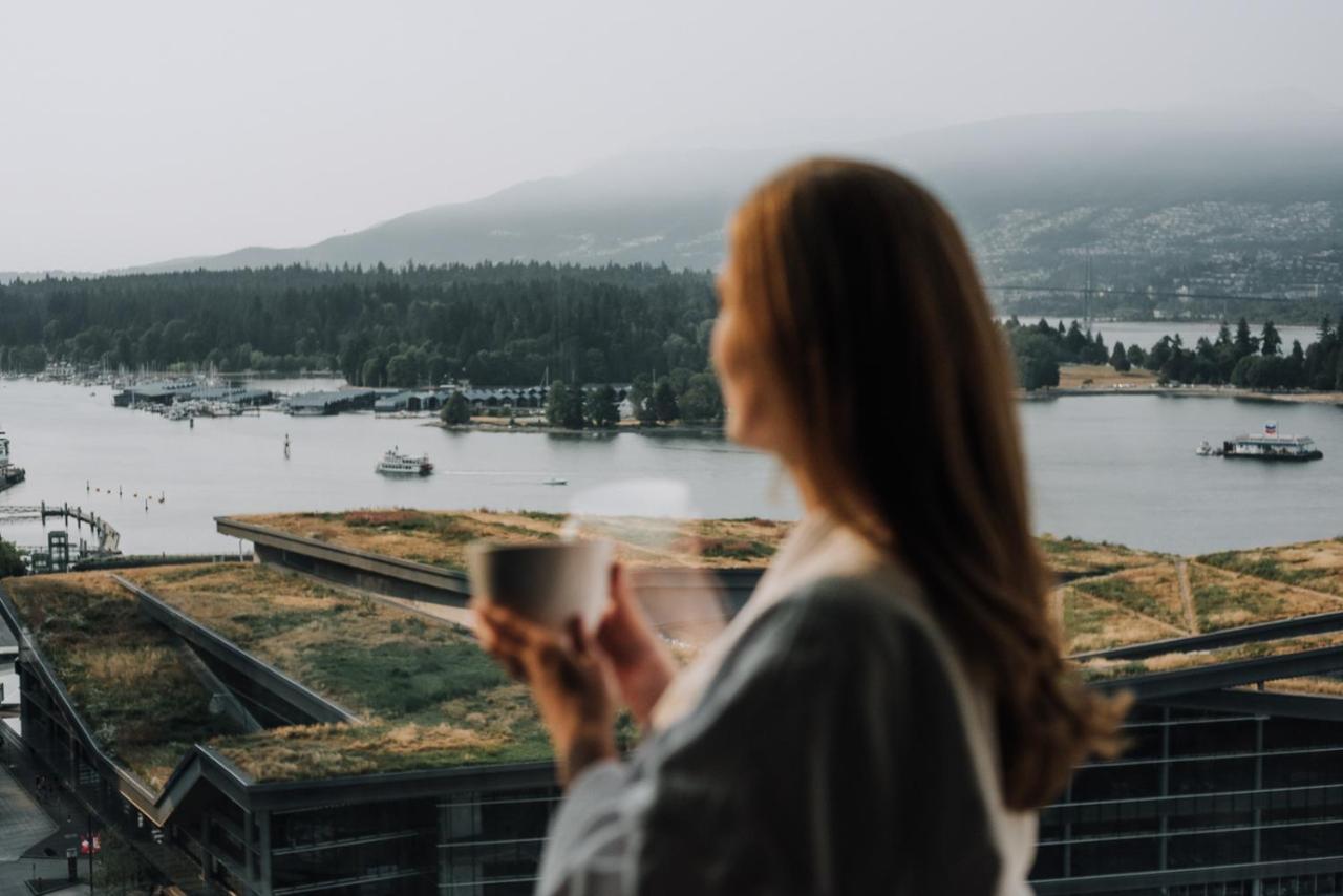 Hotel Fairmont Waterfront Vancouver Exterior foto A woman drinking coffee