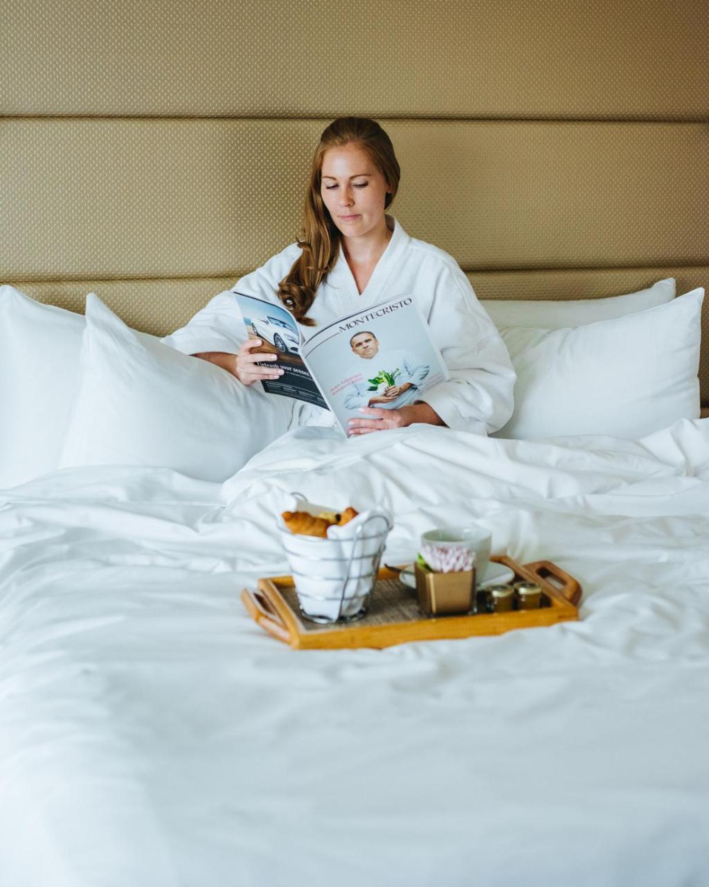 Hotel Fairmont Waterfront Vancouver Exterior foto A woman in a bathrobe