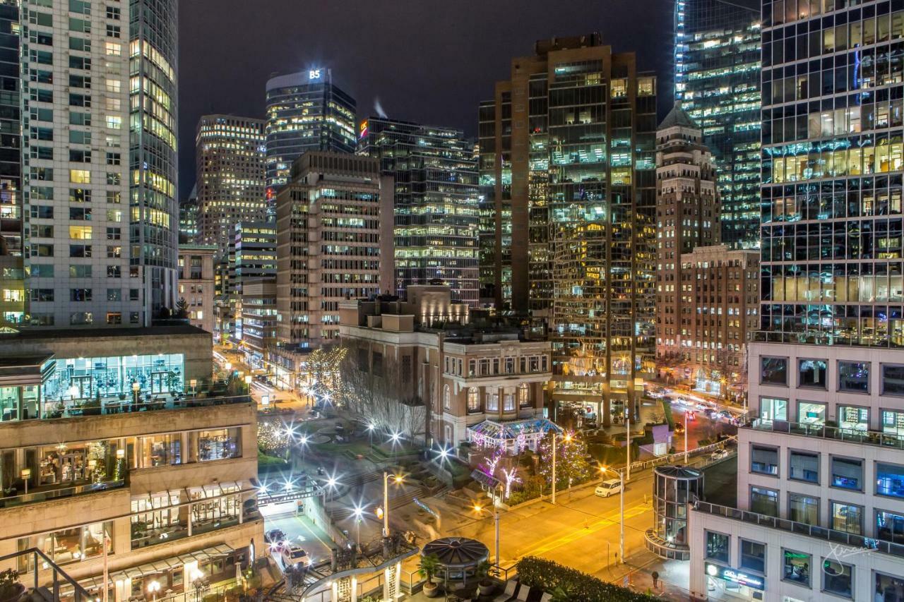 Hotel Fairmont Waterfront Vancouver Exterior foto The Financial District at night