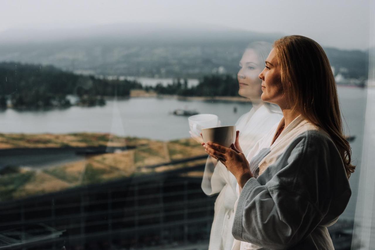 Hotel Fairmont Waterfront Vancouver Exterior foto A woman wearing a bathrobe