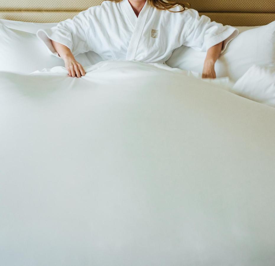 Hotel Fairmont Waterfront Vancouver Exterior foto A woman in a bathrobe