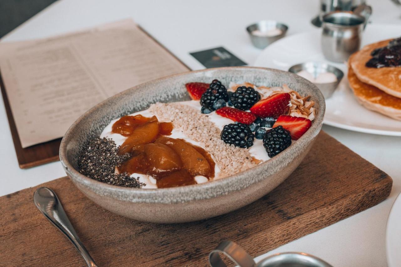 Hotel Fairmont Waterfront Vancouver Exterior foto Chia pudding with fruit